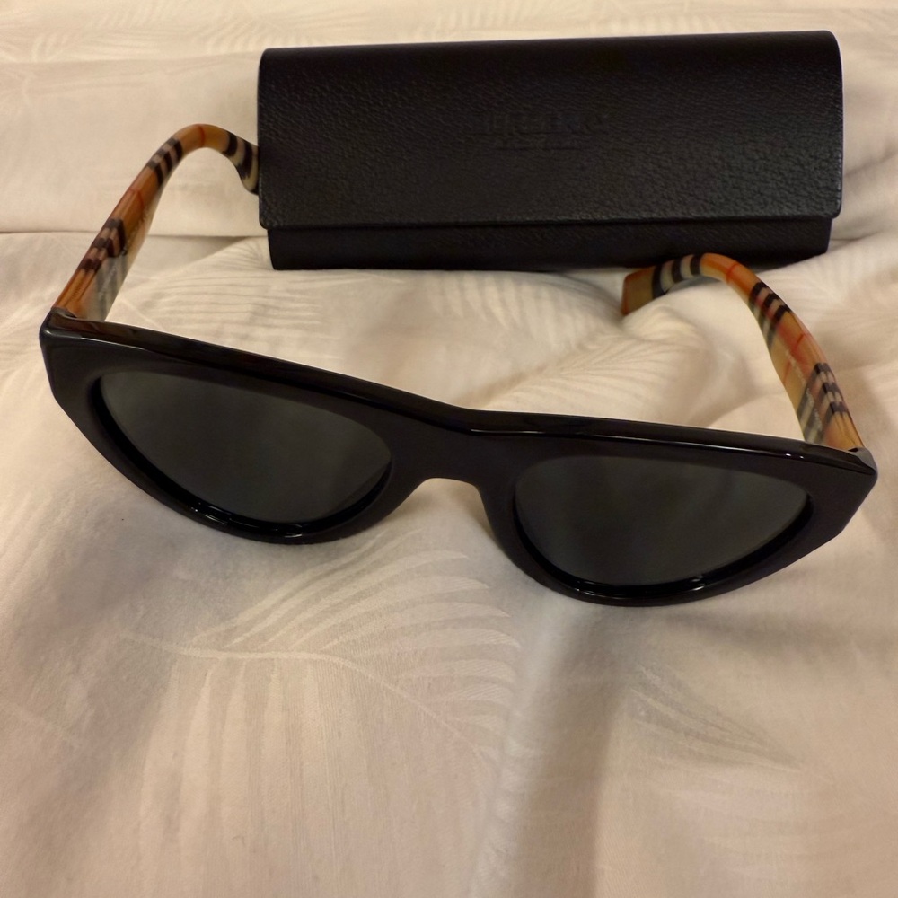 Burberry Black Sunglasses with Tan Patterned Arms
